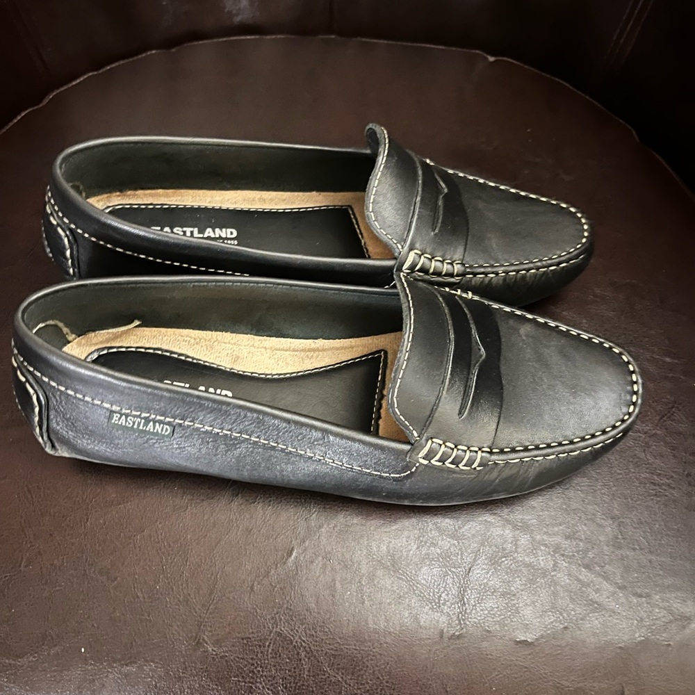 Black leather loafer shoe EUC.